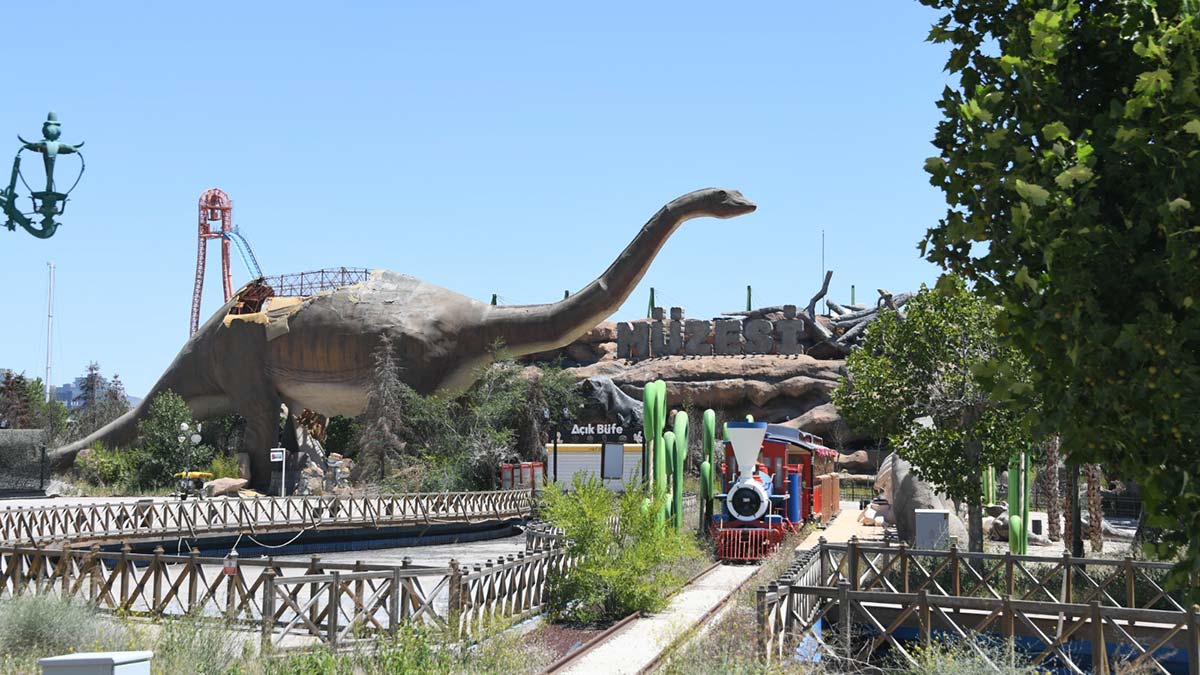 İYİ Parti Genel Başkanı Meral Akşener Ankapark için 14 milyar lira 801 milyon dolar harcandığını belirterek, "En şaşırdığım şey; niye böyle bir dinozor merakı vardır? Onu anlayamadım. Yorum var mı? Bilemiyorum. Bu kadar dinozor takıntısı. Sonuç itibarıyla burada Ankaralının istediğinin olması lazım. Fakat gerçekten çok üzüldüm" dedi.