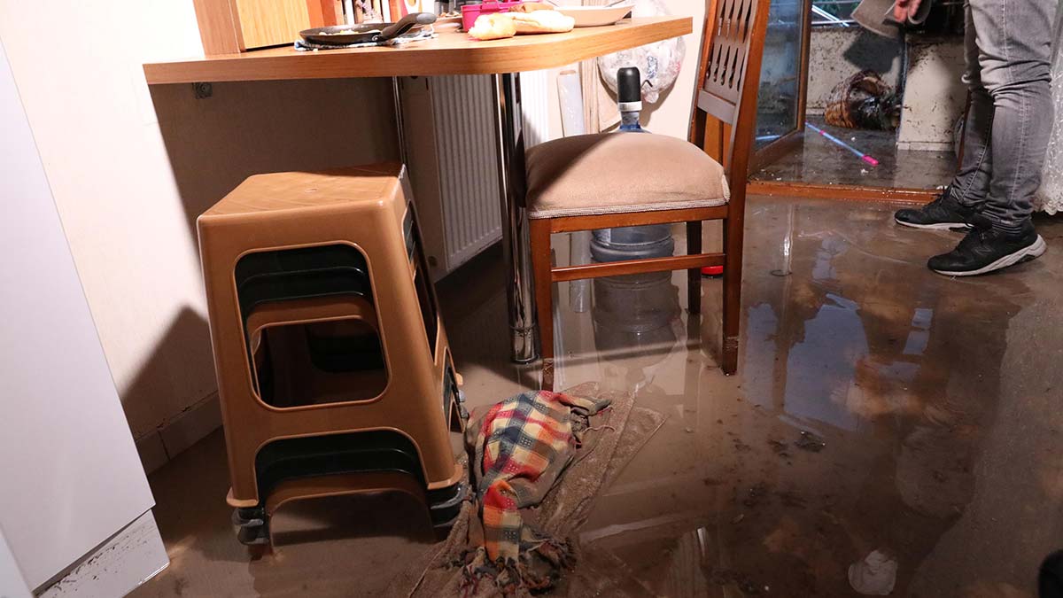 Ankarada saganak etkili oldu evini su basan busenur boguldu 3 6403 dhaphoto5 - öne çıkan - haberton