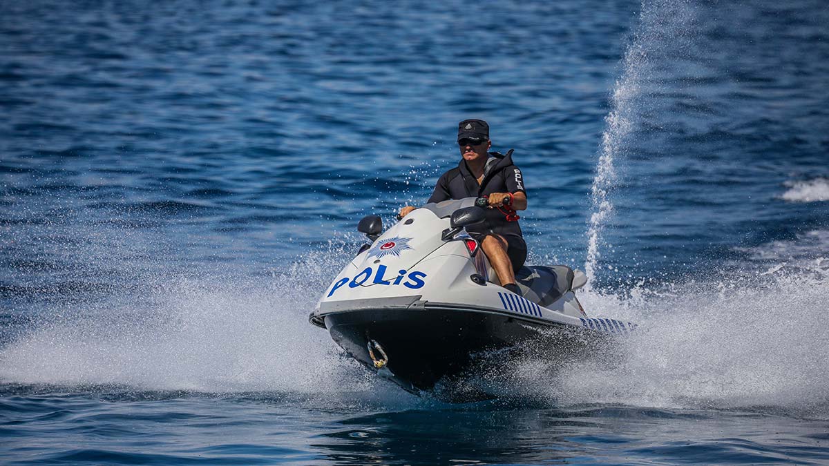Boğulmalara karşı deniz polisine jet-ski verildi