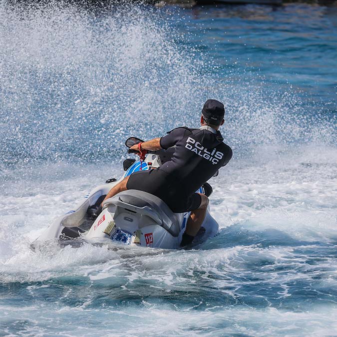 Antalya i̇l emniyet müdürlüğü deniz liman şube müdürlüğü'ne, sahil şeridinde ve falezlerde yaşanabilecek boğulma, düşme ve benzeri olaylara hızlı müdahale için deniz polisine jet-ski verdi.