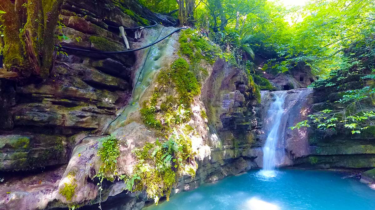 Turistik şelale yolunu ulaşıma kapattı
