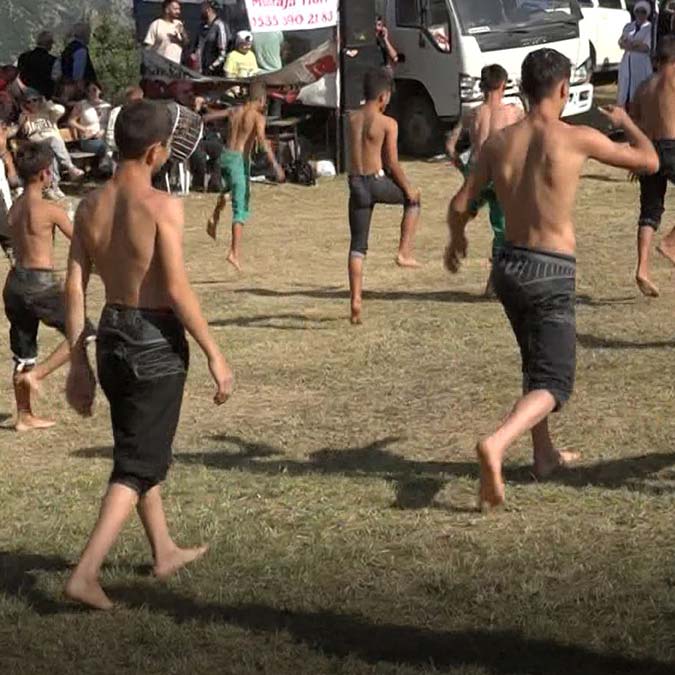 Rakibini bıraktı hakemi yere serdi