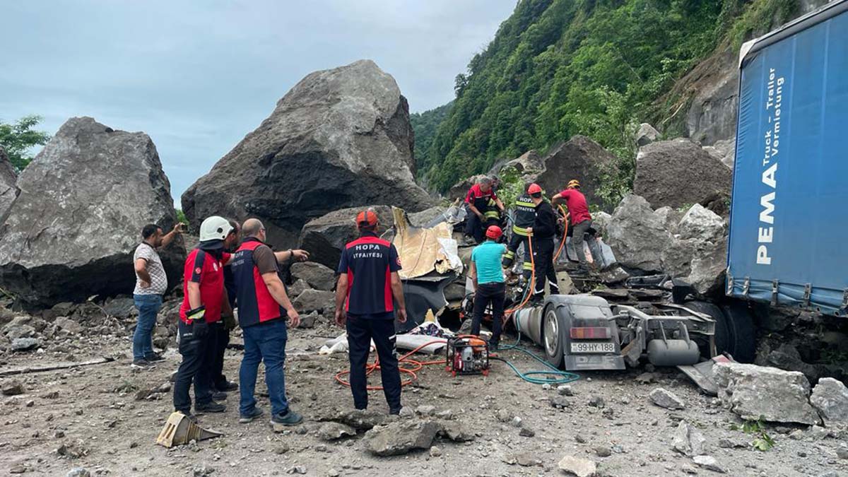 Artvin'de heyelan; 1 ölü