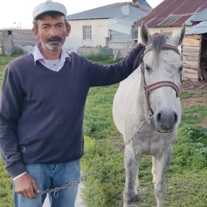 Ardahan'ın Göle ilçesinde geçimini taşımacılık yaparak sağlayan, atı yasaklı ırk olan 'Dogo Argentino' cinsi köpeğin saldırısında yaralanınca işsiz kalan Adem Kılıç’a (50) köpeğin sahibi Serhat A. tarafından yeni bir at alındı.