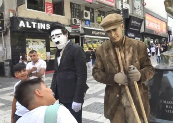 Kemal Sunal ve Charlie Chaplin heykeli sergilendi