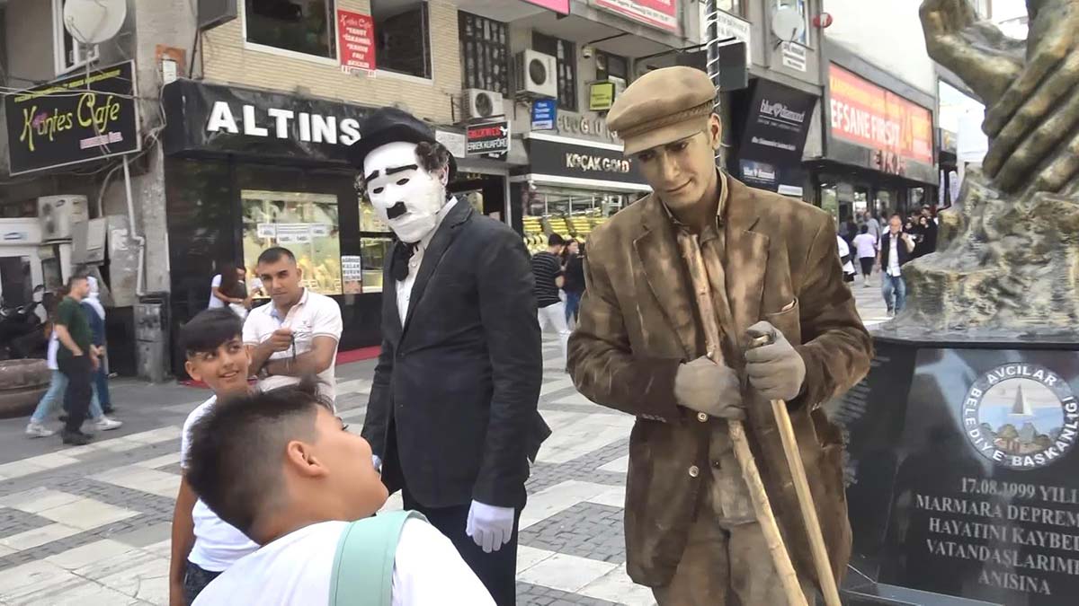 Kemal Sunal ve Charlie Chaplin heykeli sergilendi