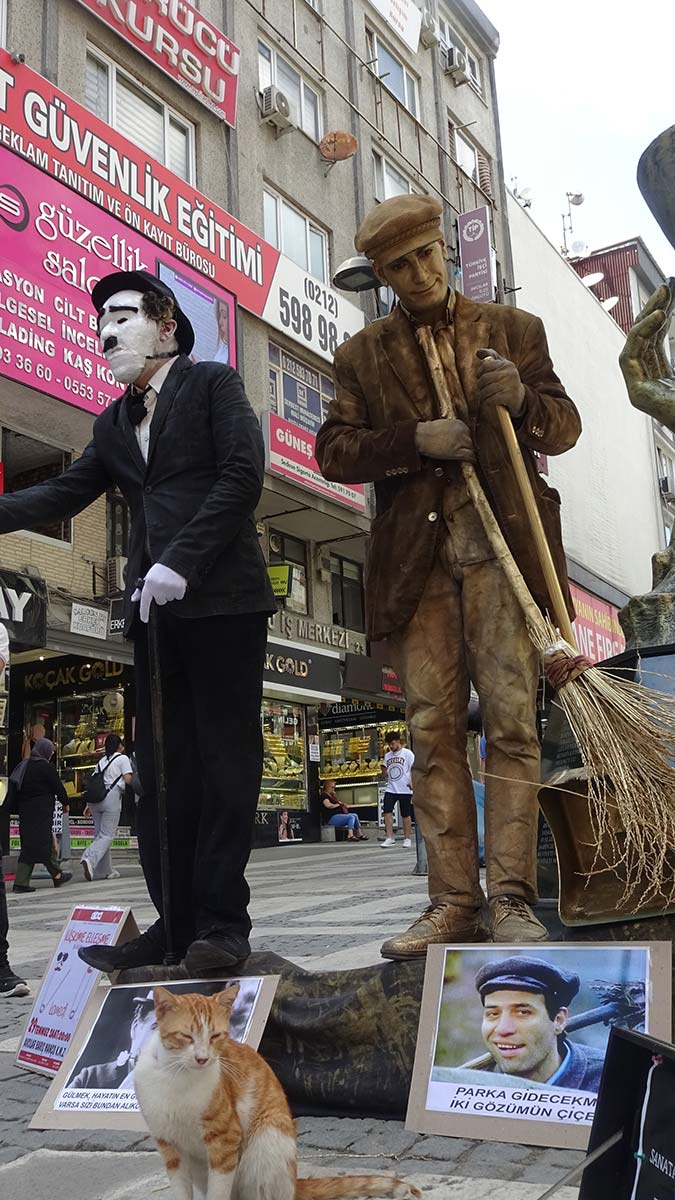 Kemal Sunal ve Charlie Chaplin heykeli sergilendi