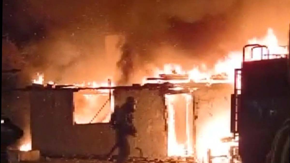 Avcılar'da gecekondu alev alev yandı