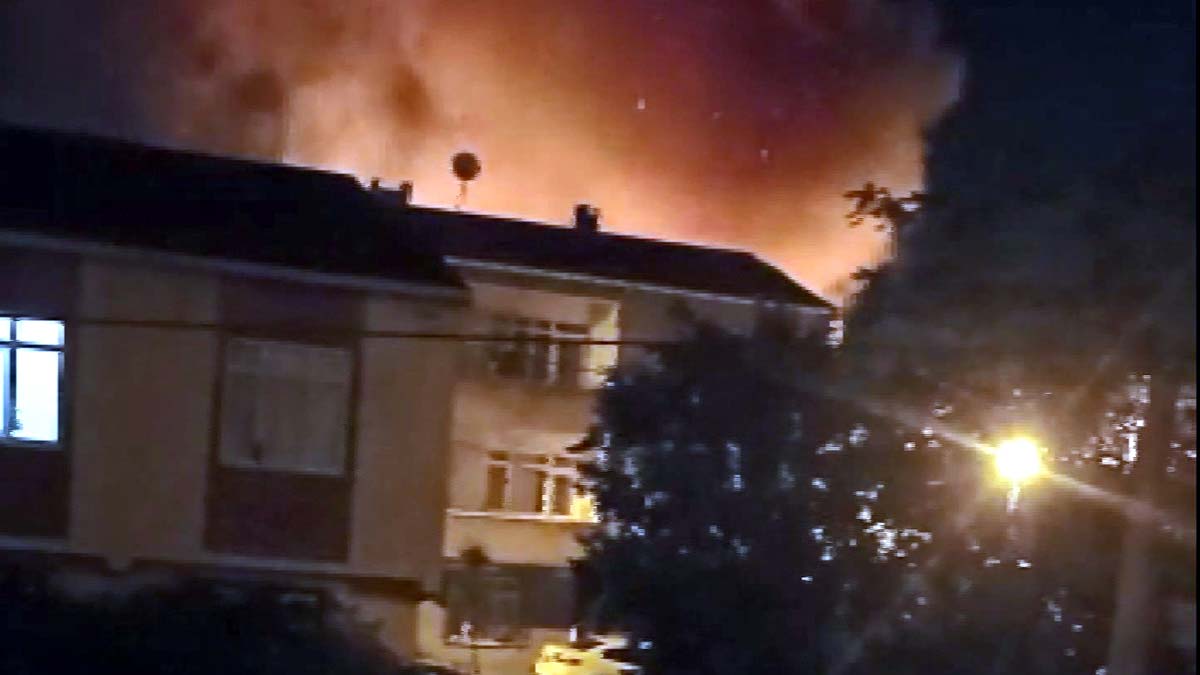 Avcılar'da gecekondu alev alev yandı