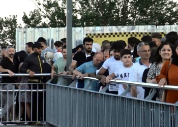 Avcılar Sahiline en yakın metrobüs durağında yoğunluk