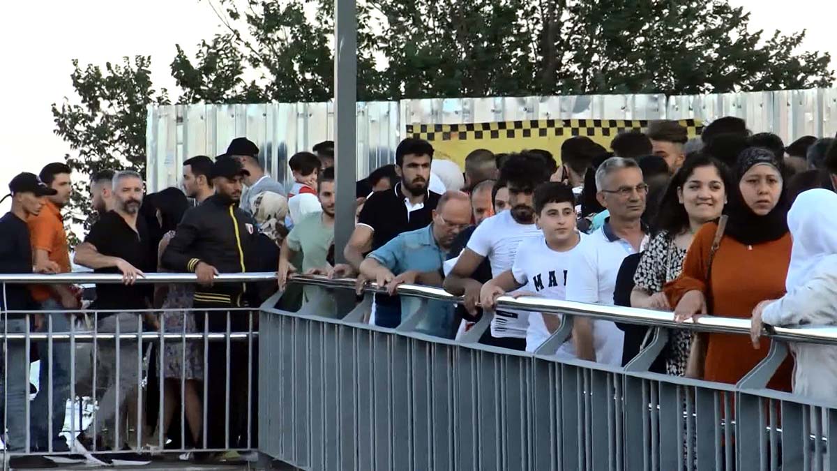 Avcılar Sahiline en yakın metrobüs durağında yoğunluk