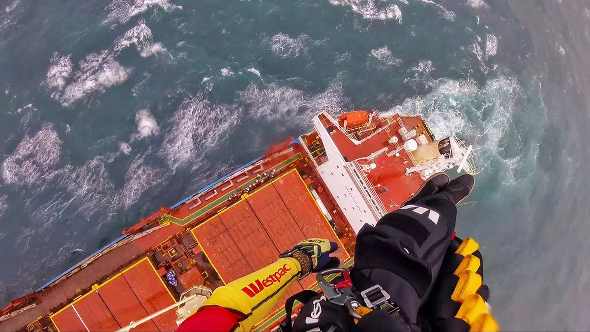 Avustralya açıklarında sürüklenen gemide kurtarma çalışması