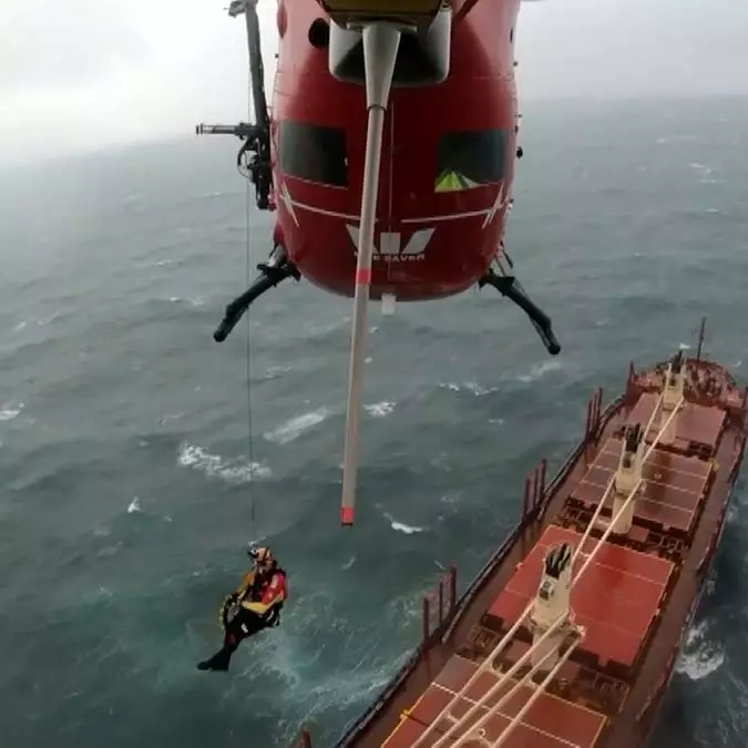 Avustralya açıklarında sürüklenen gemide kurtarma çalışması