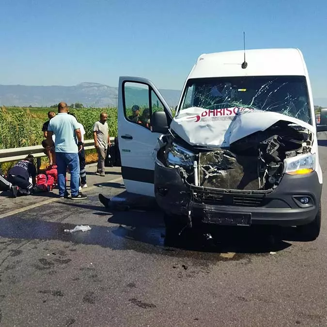 Söke'de yolcu minibüsü kamyonete çarptı; 10 yaralı
