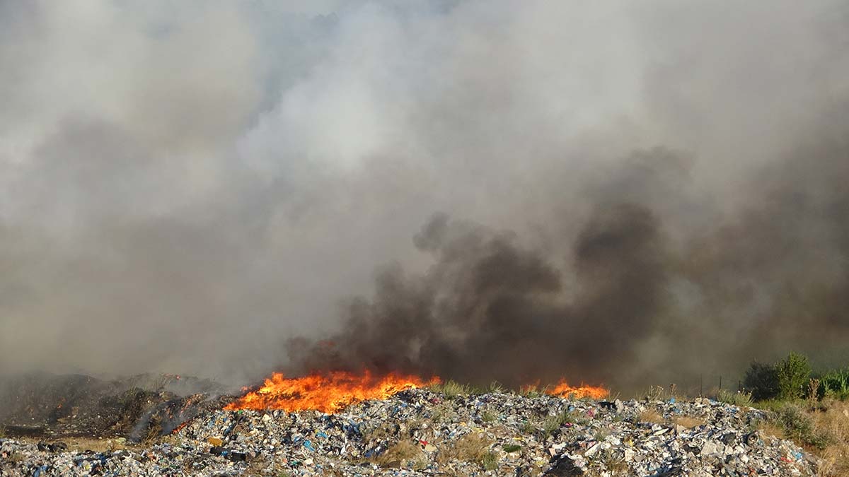 Ayvacık'ta çöplükte çıkan yangın söndürüldü