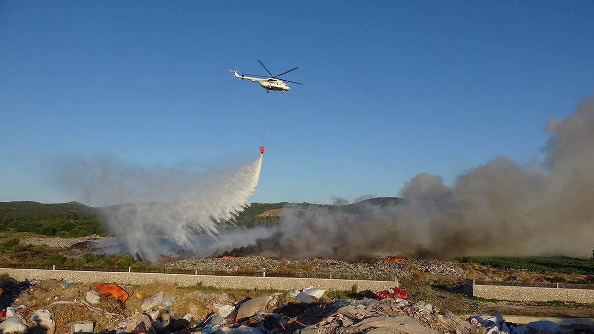 Ayvacık'ta çöplükte çıkan yangın söndürüldü