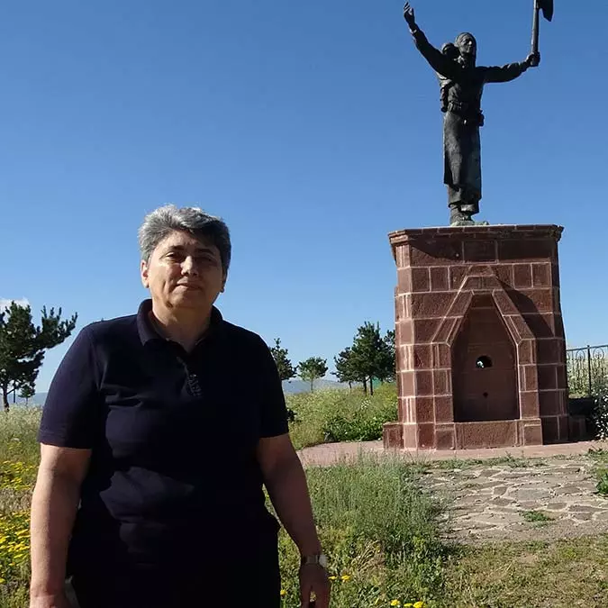 Azerbaycan ordusunda kadın komutan olarak dağlık karabağ'da ermenistan'a karşı savaşan, askerlikten sonra yaklaşık 28 yıl polislik yapıp emekli olan aida shirinova (63), erzurum'da nene hatun'un kabrini ziyaret etti.