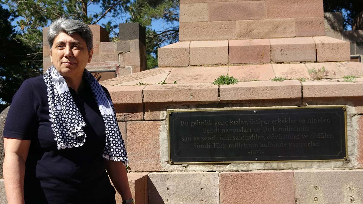 Azeri komutan Nene Hatun'un kabrini ziyaret etti