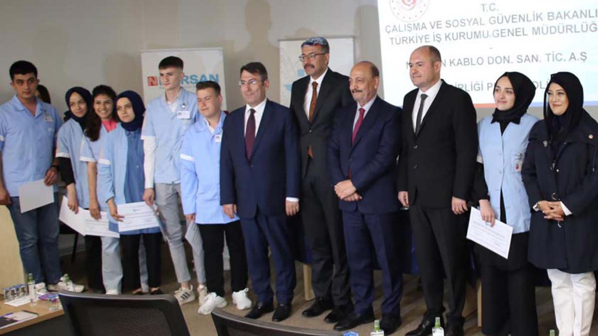 Çalışma ve Sosyal Güvenlik Bakanı Vedat Bilgin, "Biz sanayide istihdam yaratacak her girişimi destekliyoruz. Türkiye'nin sanayileşmesi için iş birliklerini, istihdam yaratan projeleri arttırmamız lazım" dedi.