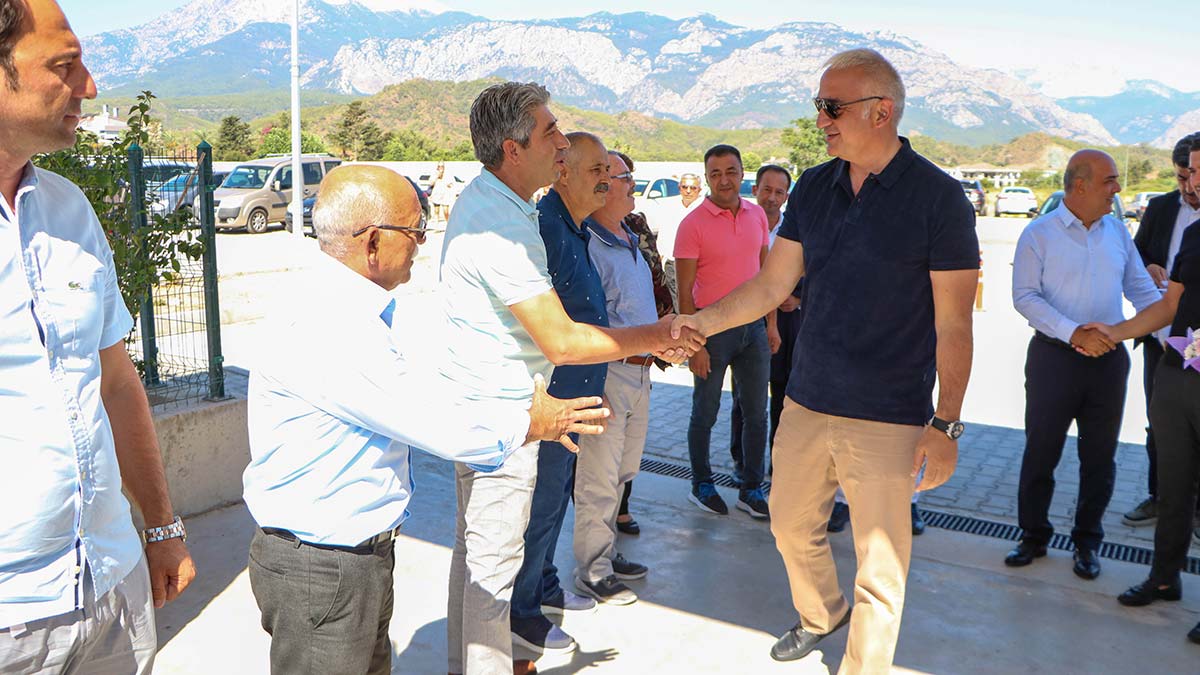 Kültür ve Turizm Bakanı Mehmet Nuri Ersoy, “Kurban Bayramı tatili Türkiye genelinde yoğun geçti. Sürenin birleştirilip uzaması yoğunluğun sağlanmasında çok etkili oldu. Herkesin, esnafın da mutlu olduğunu düşünüyorum" dedi.