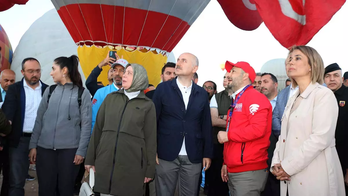 Bakan adil karaismailoğlu, “ülkemizde 2022 yılının ilk 6 ayında; kapadokya, pamukkale, çat ve soğanlı bölgelerinde toplamda 450 pilot ve 313 balon ile birlikte 14 bin 166 uçuş gerçekleştirdik. Bu uçuşlarla 281 bine yakın balon yolcusu taşıdık" dedi.