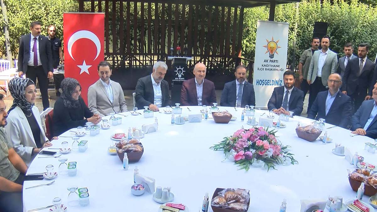 Ulaştırma ve Altyapı Bakanı Adil Karaismailoğlu, "İstanbul'da 260 kilometrelik işleyen bir metro hattı var. Biz bakanlık olarak 103 kilometre metro hattı yapıyoruz İstanbul genelinde. Önümüzdeki günlerde de bunlardan 3 tanesini açıp hizmete sunacağız" dedi.