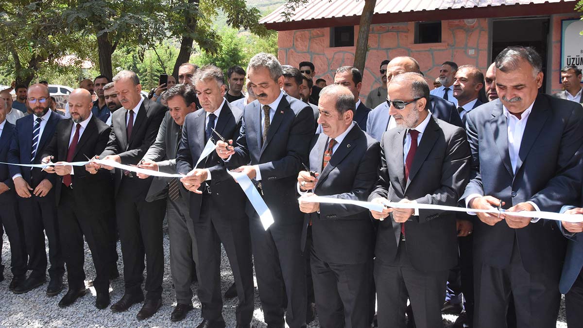 Milli Eğitim Bakanı Mahmut Özer, Bitlis'in Güroymak ilçesine bağlı Üzümveren köyünde yapımı tamamlanan Bitlis Köy Yaşam Merkezi'nin açılışına katıldı. 