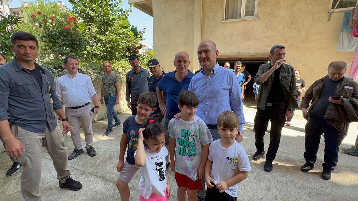 İçişleri Bakanı Süleyman Soylu selin etkilediği Bartın'da incelemelerde bulunarak, "Yapacağımız ilk iş, Kozcağız Barajı'nın su tutmasını sağlamak, ikinci iş hemen Kozcağız Çayı'nın ıslahına başlayabilmek" dedi.