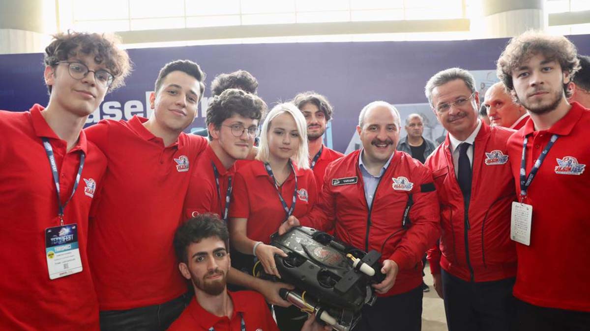 Sanayi ve Teknoloji Bakanı Mustafa Varank, "İnşallah biz TEKNOFEST heyecanını dünyaya yayacağız ama bu heyecanı şehirlerimize yaymış olmaktan da çok memnunuz" dedi.