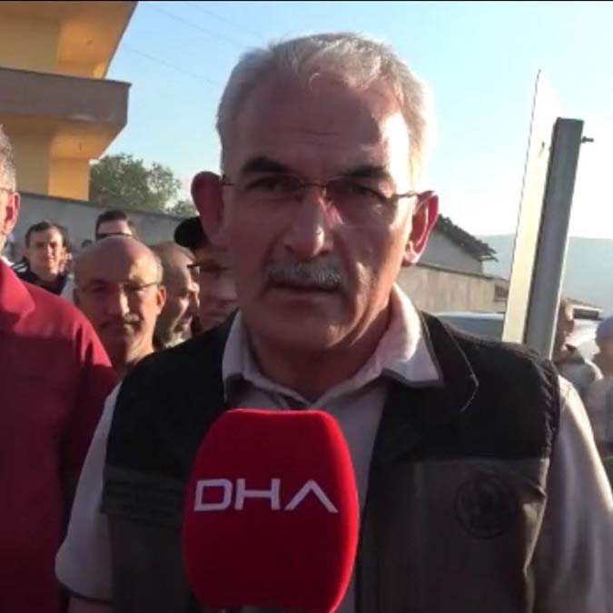 Balikesir'in Kepsut ilçesinde orman yangını çıktı. Balıkesir yangını rüzgarın etkisiyle büyürken, alevlere havadan ve karadan müdahaleye başlandı.