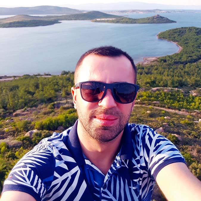 Balıkesir'de bariyerlere çarpan otomobilde 3 kişi öldü