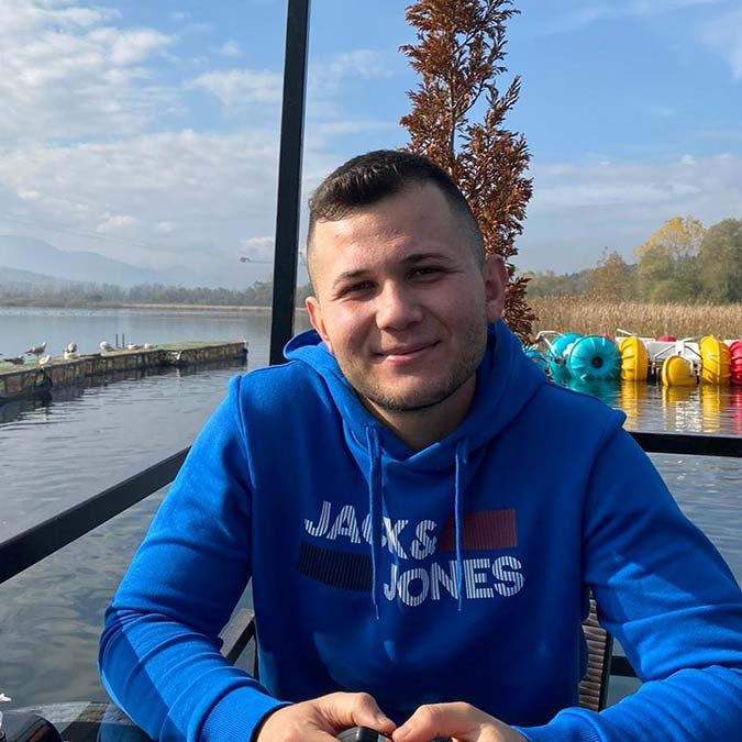 Balıkesir'de bariyerlere çarpan otomobil, takla atarak karşı şeride geçti. Kazada 3 kişi öldü, 2 kişi yaralandı.