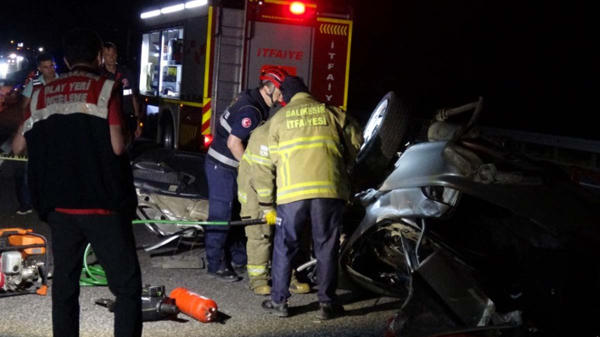 Balıkesir'de bariyerlere çarpan otomobilde 3 kişi öldü