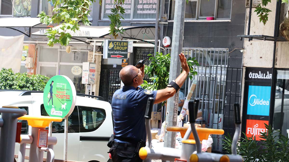 Antalya'da, Sevilay T. (45), yaşadığı evin balkonundan aşağıya eşyalarını attı. Küfür eden kadın yaklaşık 2,5 saat sonra eve çilingir yardımıyla giren polis tarafından etkisiz hale getirildi.