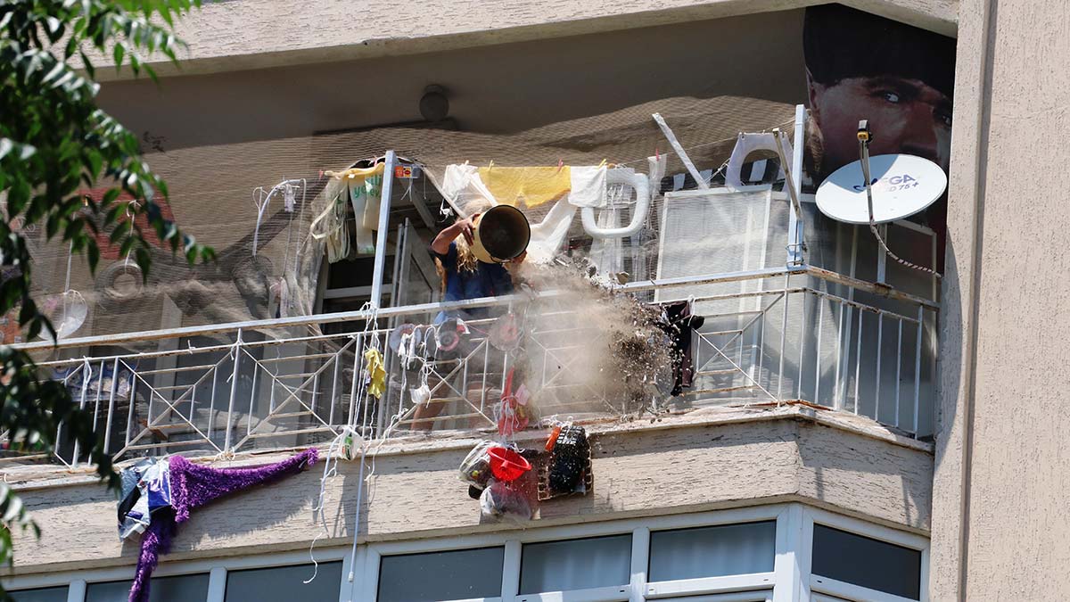 Evin balkonundan aşağıya eşyalarını attı