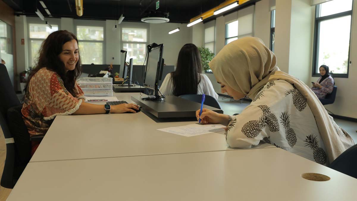 Başakşehir Belediyesi, İstihdam ve Kariyere Yönlendirme Merkezi (BİKAM) aracılığıyla işverenler ile iş arayanları bir araya getirerek istihdama destek oluyor. BİKAM 18 ayda 665 kişinin iş gücüne katılmasını sağladı.