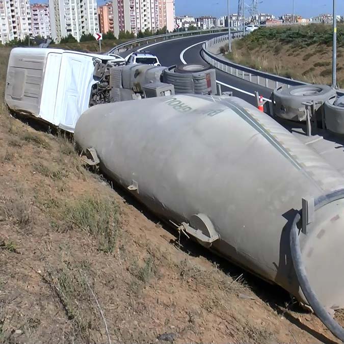 Beton mikseri devrildi