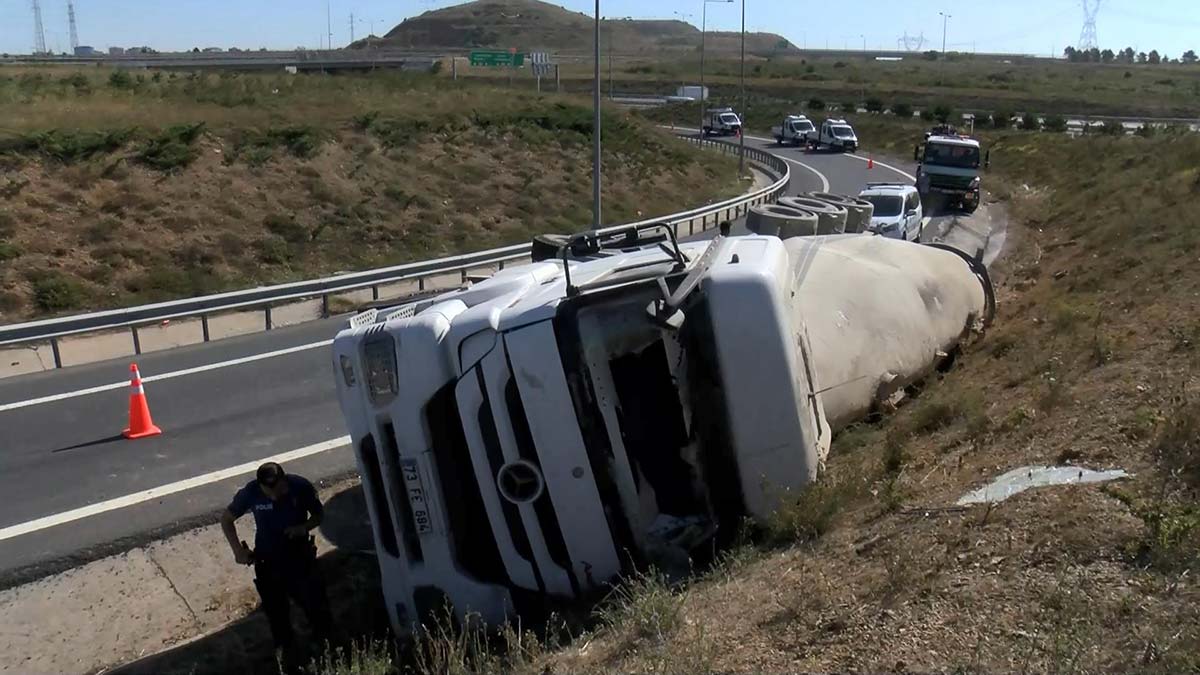 Başakşehir'de beton mikseri devrildi