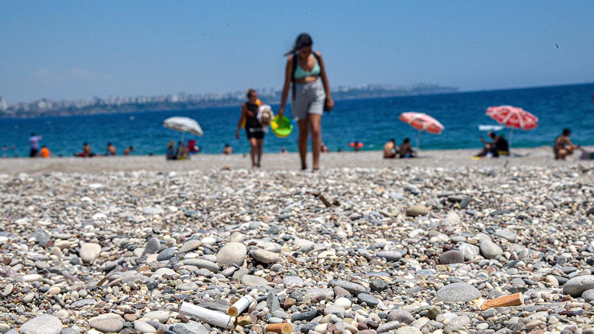 Konyaaltı Sahili'nde izmarit kirliliği
