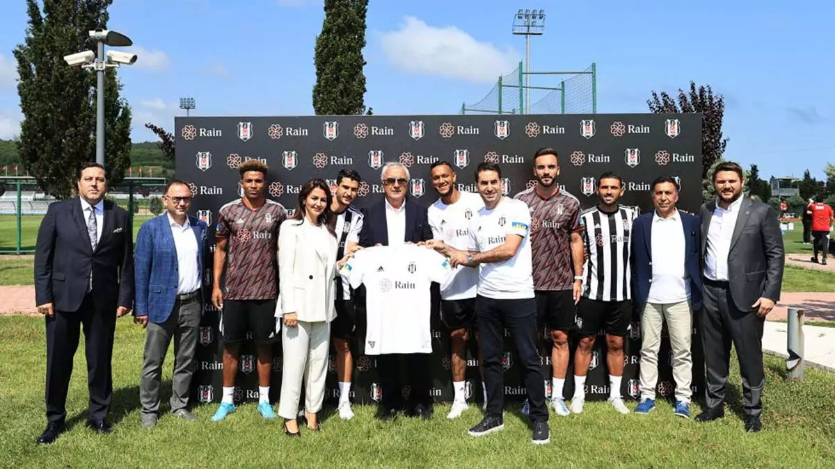 Beşiktaş'ın 2022-23 futbol sezonu formaları tanıtıldı