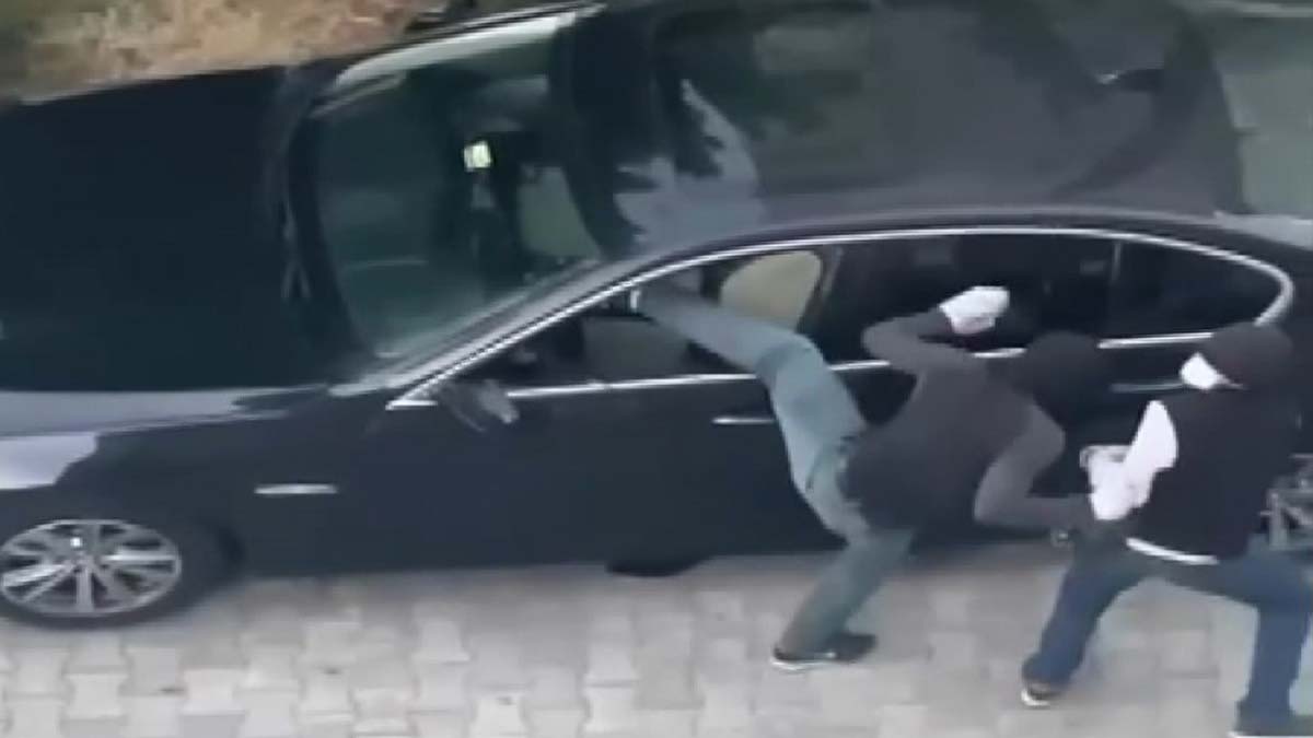 Lüks otomobilin hayalet göstergesini çaldı