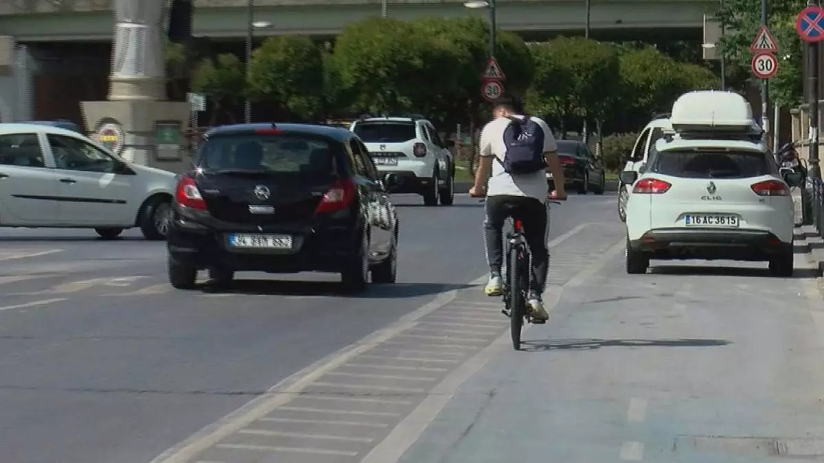Bisikletlilerin güvenliği için yapılan bisiklet yolları işgal altında. Bunun yanı sıra yollarda bulunan mazgal ve kasisler de sürücü güvenliğini riske atıyor.