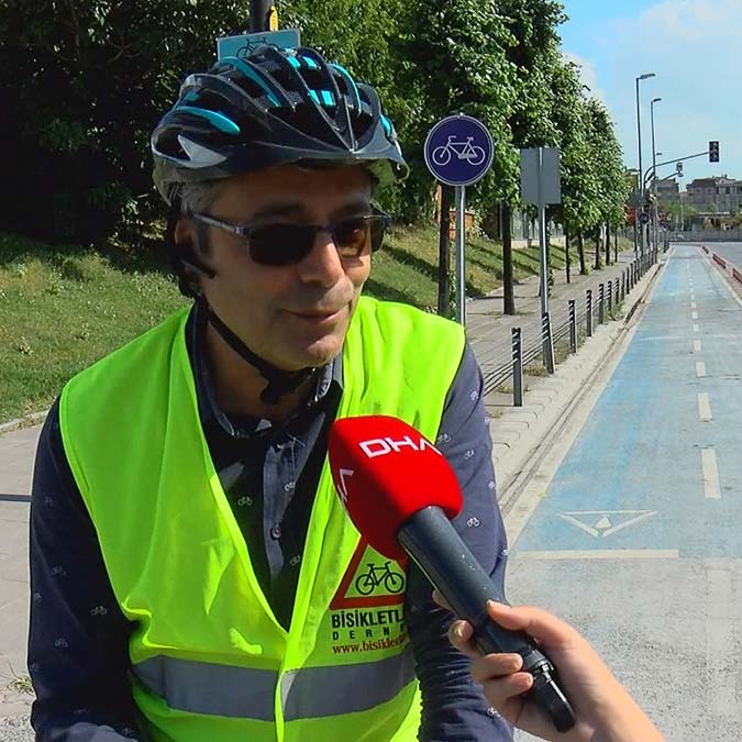 Bisikletlilerin güvenliği için yapılan bisiklet yolları işgal altında. Bunun yanı sıra yollarda bulunan mazgal ve kasisler de sürücü güvenliğini riske atıyor.