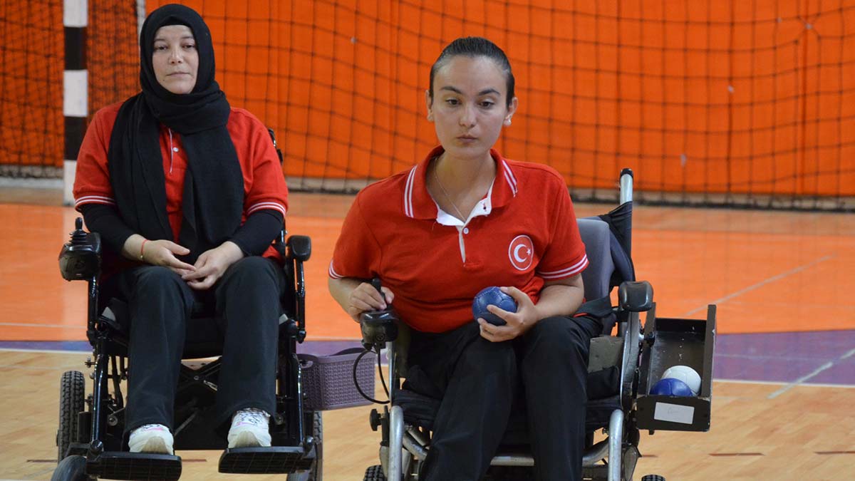 Bocce sporuyla hayata bağlanan kas erimesi hastası Rabia, milli takım kampında. Kas erimesi hastası Rabia Anıl Poyraz (24), arkadaşının tavsiyesiyle 16 yaşında bocce sporuna başladı.