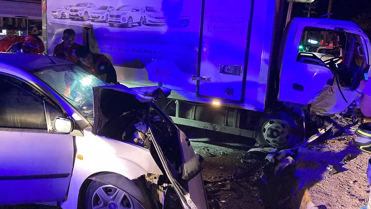 Bodrum'da otomobille kamyonet çarpıştı; 4 yaralı