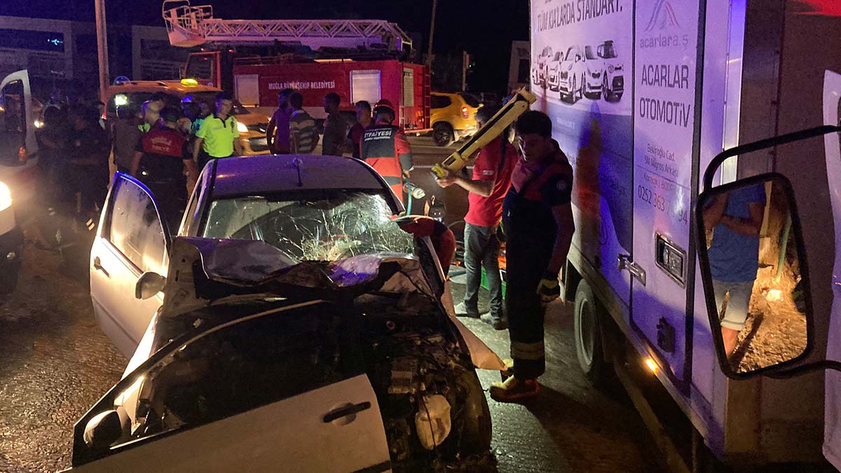 Bodrum'da otomobille kamyonet çarpıştı; 4 yaralı