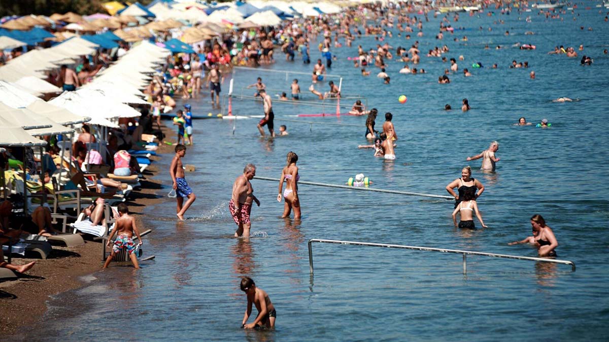 Bodrum'da plajlar dolup taştı