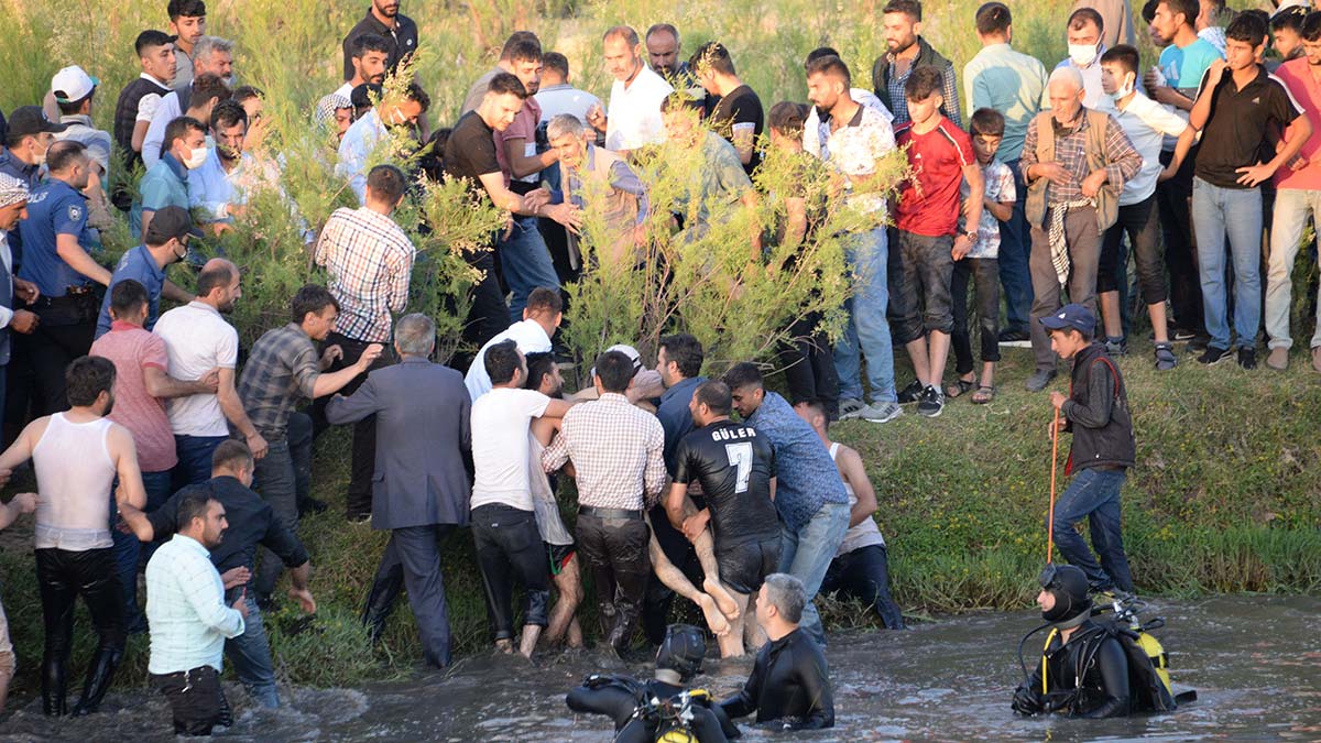 Açık su yüzme sporcusu Hüseyin Nazlı'dan, Dicle Nehri uyarısı; "Yüzme bilip bilmemek önemli değil, Balık ağları olabilir, buralara takılabiliriz" dedi.