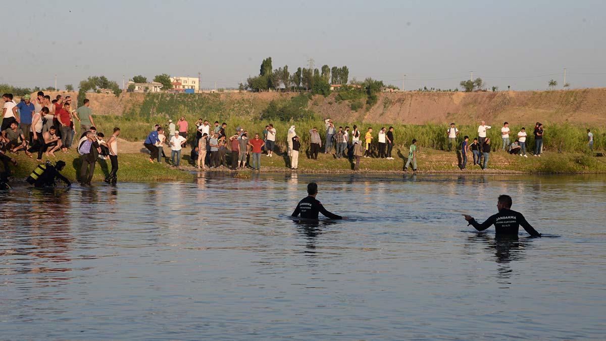 Açık su yüzme sporcusu Hüseyin Nazlı'dan, Dicle Nehri uyarısı; "Yüzme bilip bilmemek önemli değil, Balık ağları olabilir, buralara takılabiliriz" dedi.