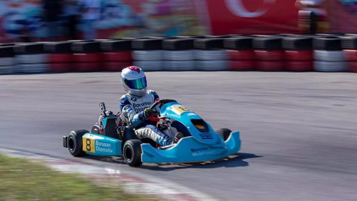 Türkiye karting şampiyonası'nın ikinci ayak yarışlarında mücadele ettiği tüm kategorilerde podyuma çıkma başarısı gösteren borusan otomotiv motorsport karting takımı bom karting, tuzla karting park pisti'ndeki 3'üncü ayak yarışlarında da iddiasını sürdürdü.